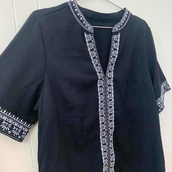 NEW Women's Embroidered T-shirt - Picture 2 of 3